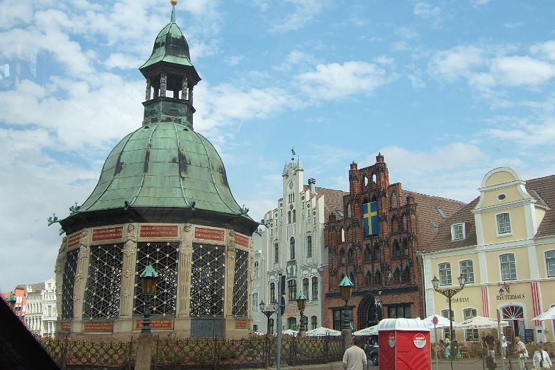 2009-08- (425).JPG - ... und dem Renaissance-Brunnen "Wasserkunst" aus dem 16. Jahrhundert - Rechts das gotische Giebelhaus "Alter Schwede" (um 1380)
